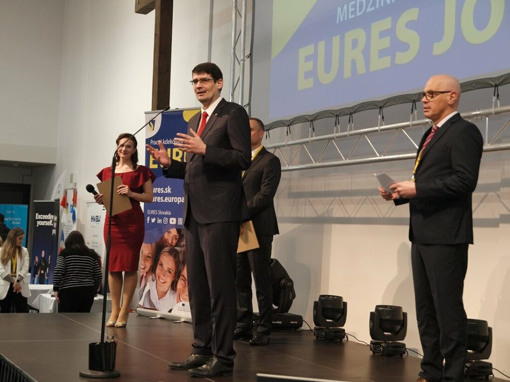 Spíkri na pódiu počas medzinárodnej burzy práce v Prešove.