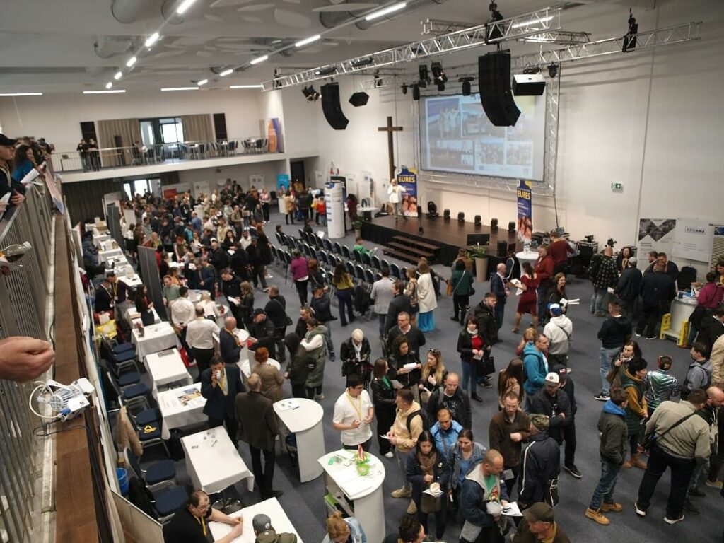 Zaplnená M aréna - EURES medzinárodná burza práce, apríl 2023.