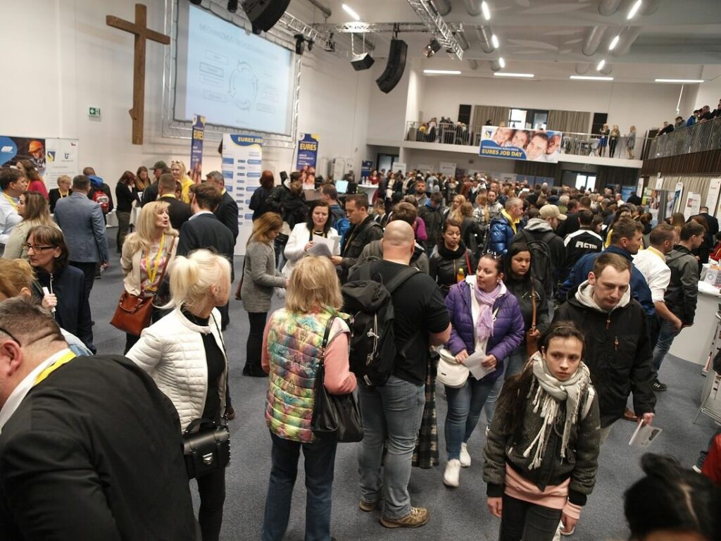 Pohľad na zaplnenú M arénu počas medzinárodnej burzy práce EURES v Prešove.